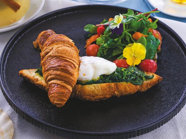 Французский круассан с яйцом пашот и семгой гравлакс