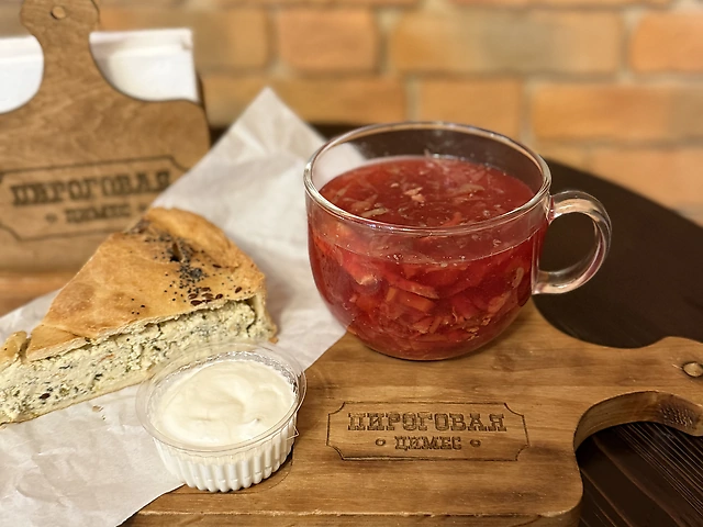 Борщ з копченостями та сметаною