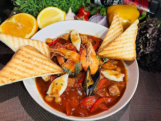 Морепродукти у сицилійському соусі