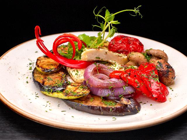 Гриль-салат с сыром Халлуми и овощами
