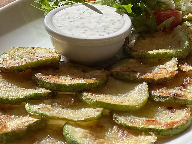 Кабачок із часниковим соусом