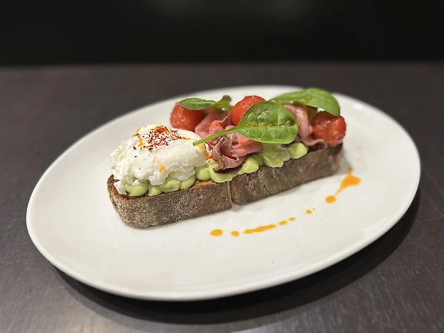 Beef fillet tartine