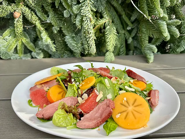 Салат з качкою та хурмою