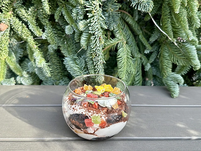 Чорнослив з мигдальним горіхом та соусом крем-чиз