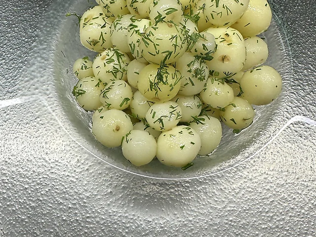 Відварена молода картопля