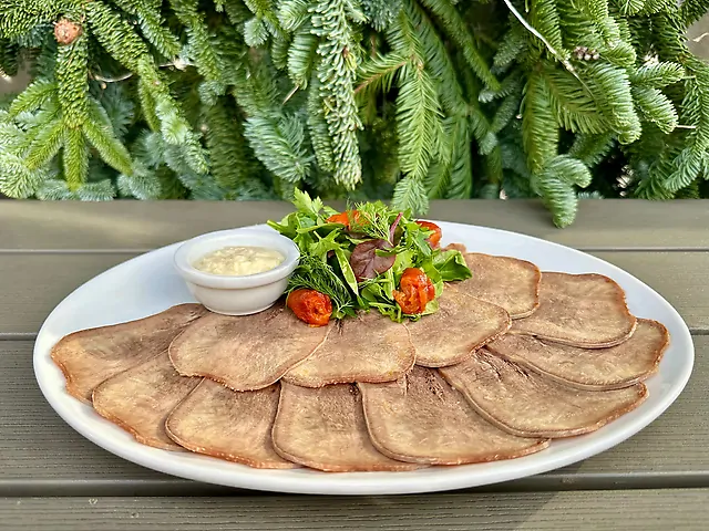 Язик Телячий з соусом "Крем-Хрін"