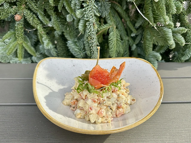 Олів'є з лососем та креветкою