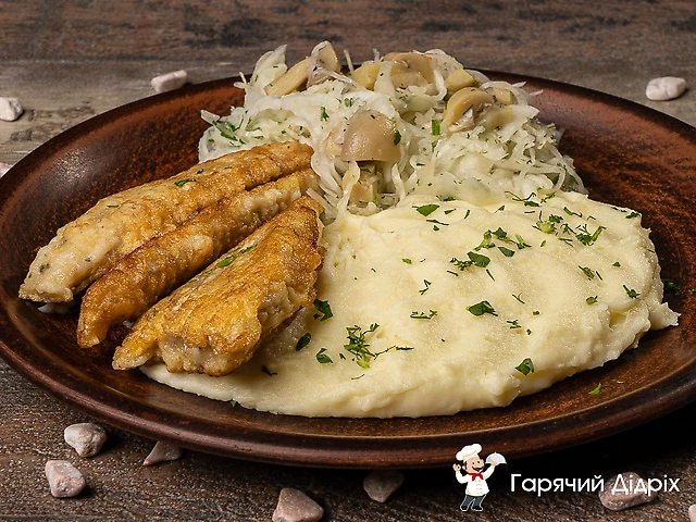 Хек в клярі з картопляним пюре та салатом