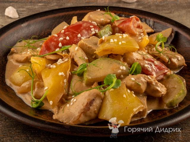 Курица с овощами в сливочном соусе