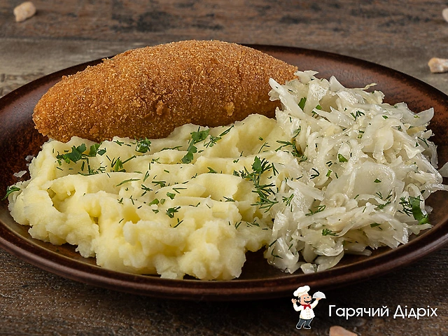 Котлета по-киевски с пюре и квашеной капустой