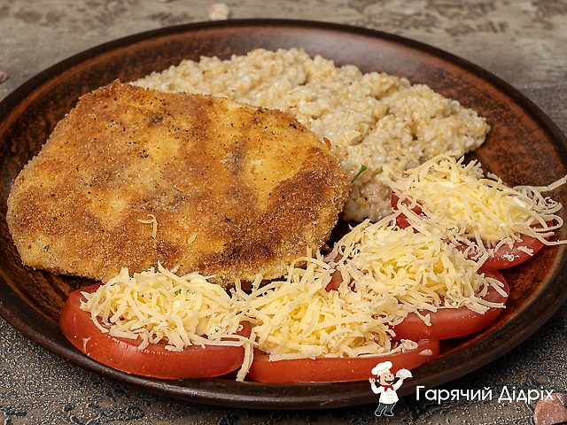 Шницель с пшеничной кашей и помидорами по-итальянски