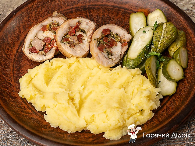 Куриный рулет с пюре и малосольным огурцом