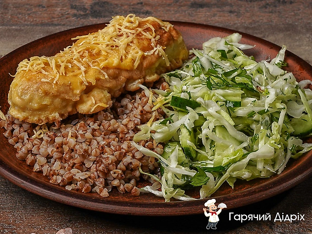 Куриный рулетик с  гречкой и салатом
