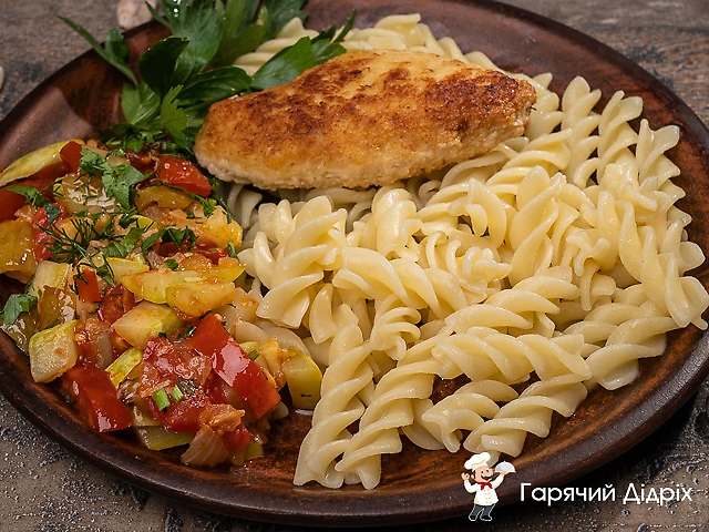 Котлета со спиральками и тушеными кабачками