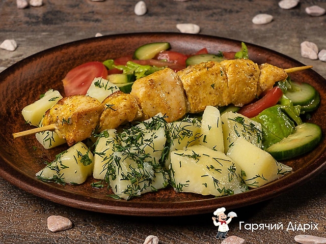 Курячий шашличок з картоплею та салатом