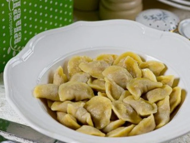 Одеські вареники з солодким сиром та сметаною