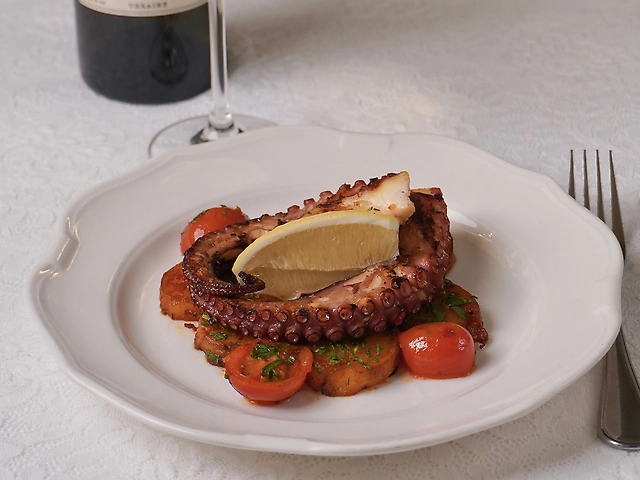 Марокканський восьминіг з картоплею та томатами