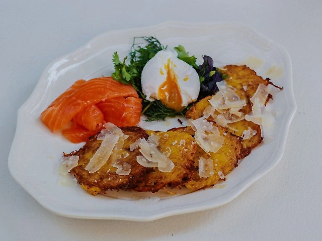 Деруни з малосольним лососем та яйцем пашот