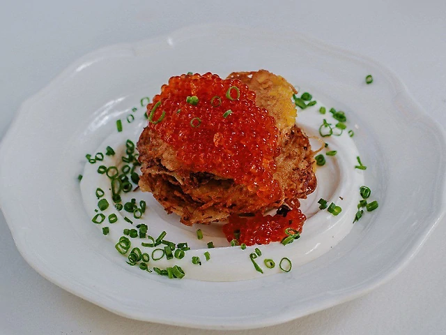 Деруни з червоною ікрою