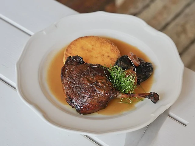 Качина ніжка, томлена із чорносливом у червоному вині локального виробництва