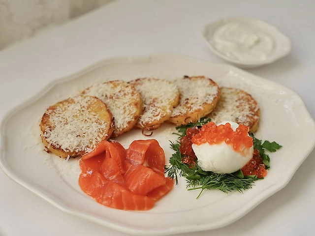 Деруни з лососем та червоною ікрою