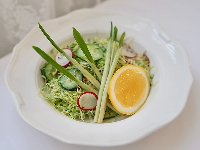 Салат з молодої капусти з редисом та огірком