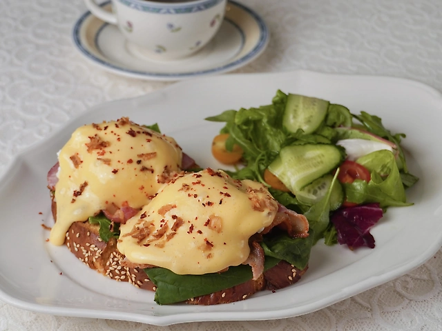 Яйця пашот з беконом та голландським соусом
