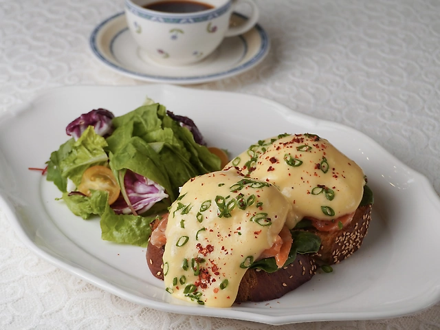 Яйця пашот з лососем та голландським соусом