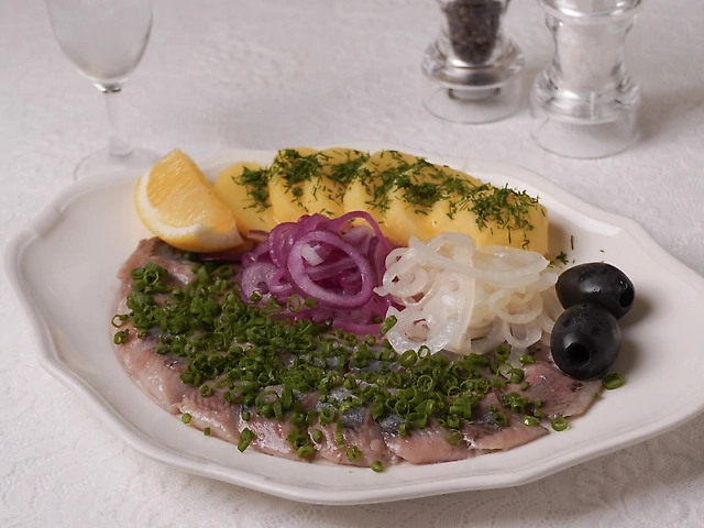 Малосольний оселедець матiас з відварною картоплею