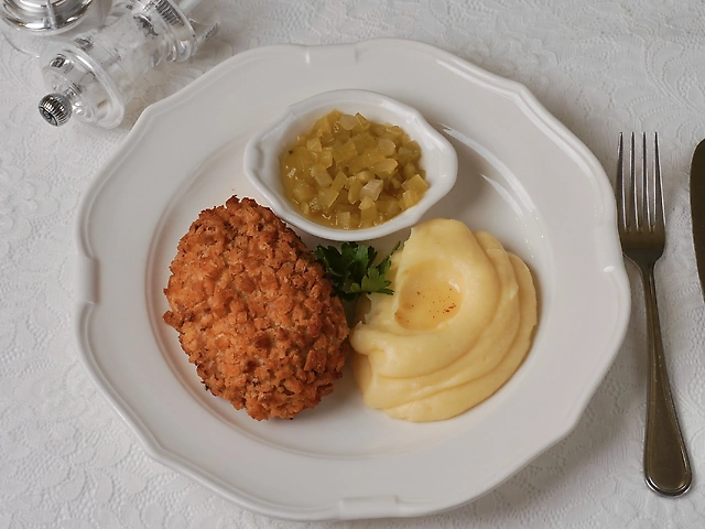 Котлета Пожарського з картопляним пюре