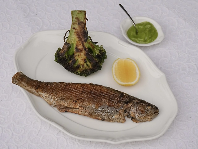 Форель запечена з травами або смажена на вогнi