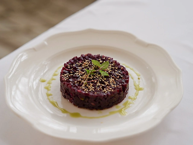 Тар-тар з запеченого буряку з кунжутом