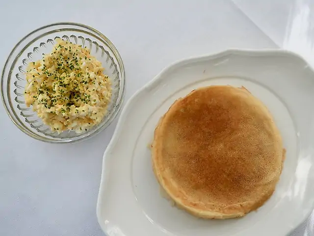 Яєчний салат з млинцями