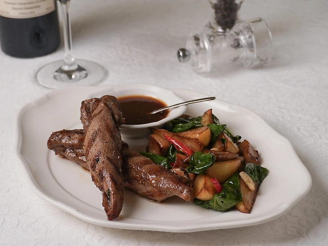 Філе молодого теля на грилі з картоплею та білими грибами