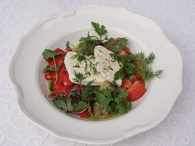 Салат з печених овочів з бринзою з овечого молока