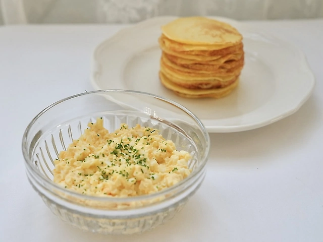 Яєчний салат з млинцями