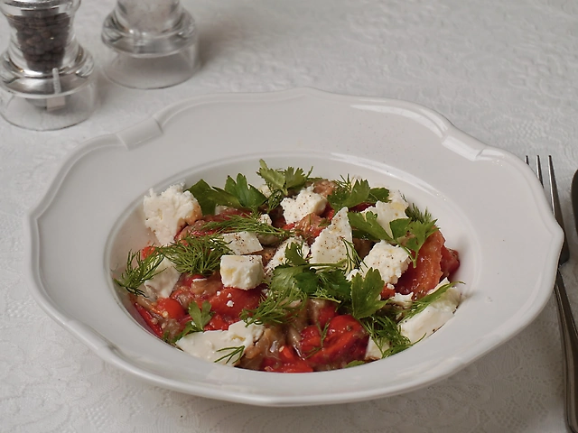 Салат з печених овочів з бринзою з овечого молока