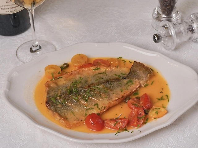 Філе сибаса у винному соусі