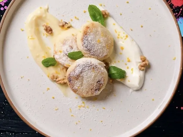 Домашні сирники з ванільним соусом