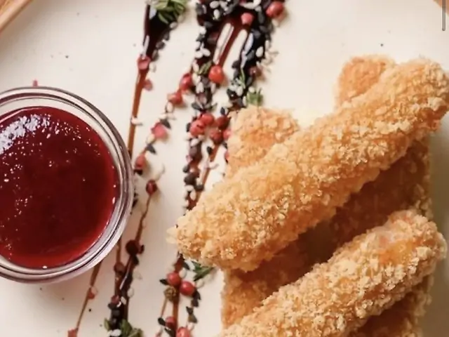 Моцарела фрі з ягідним соусом