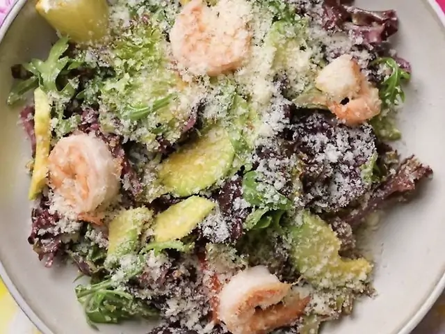 Листя ромена з креветками та соусом Цезар