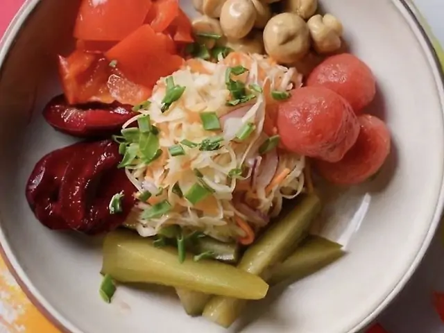 Тарілка домашніх солінь