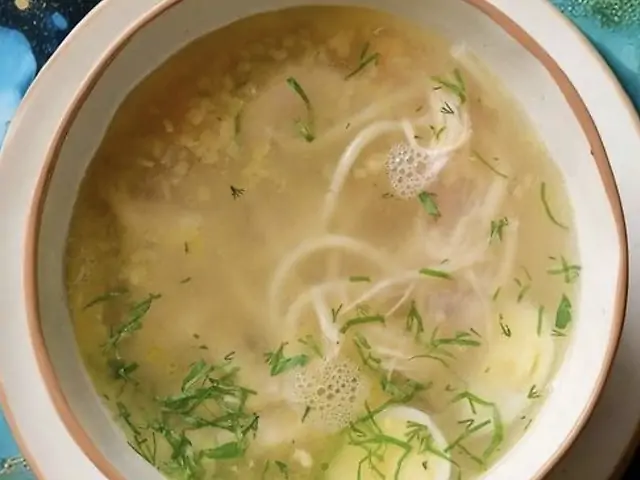 Курячий бульйон з лапшой та овощами мирпуа