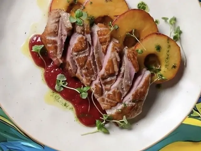 Качине філе з карамелізованими  яблуками