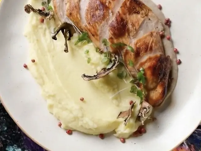 Куряча грудинка за картопляним пюре та грибним соусом