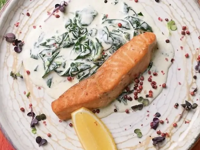 Семга на шпинаті в вершках