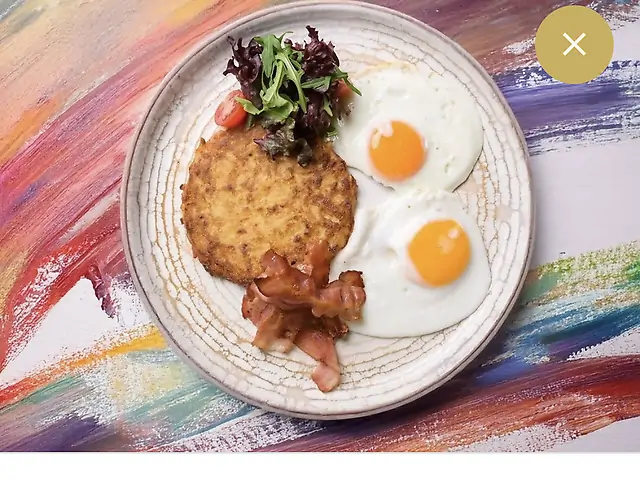 Яєчня з беконом та хашбрауном