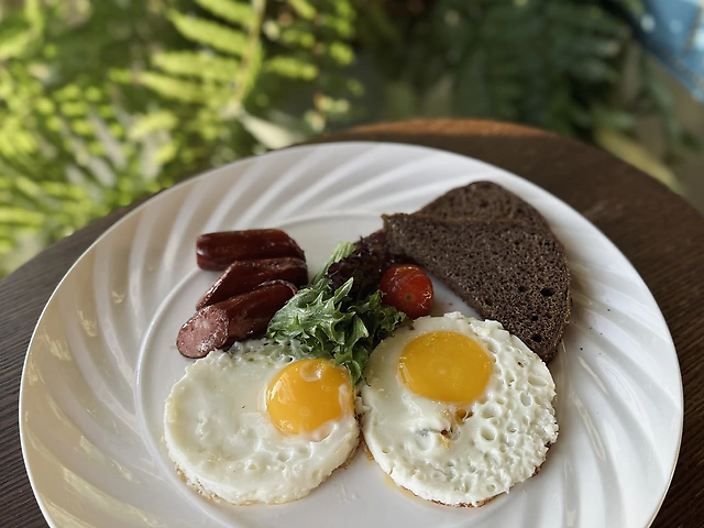 Яєчня з мисливскими ковбасками