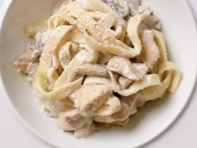 Паста з куркою та грибами