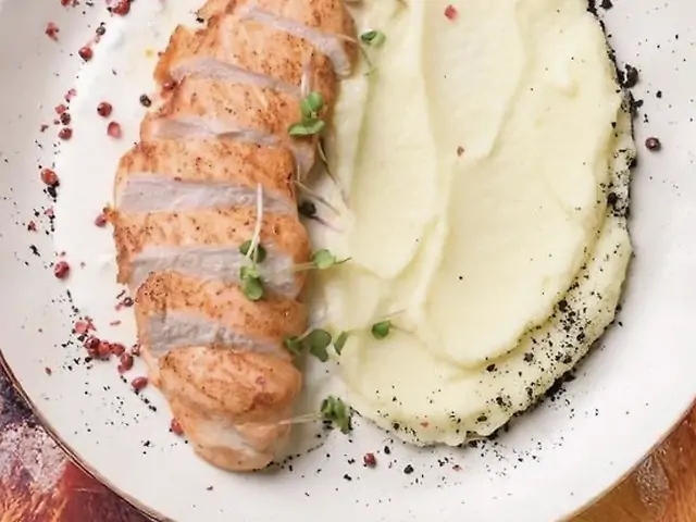 Куряча груднина на грилі з соусом Дор блю